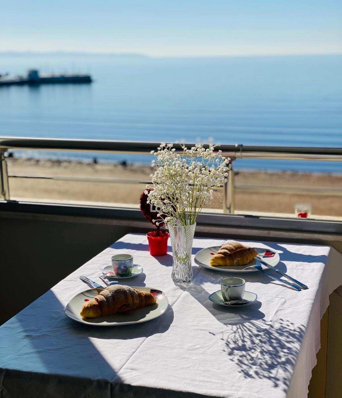 Cozy Beachfront Room Драч Екстериор снимка